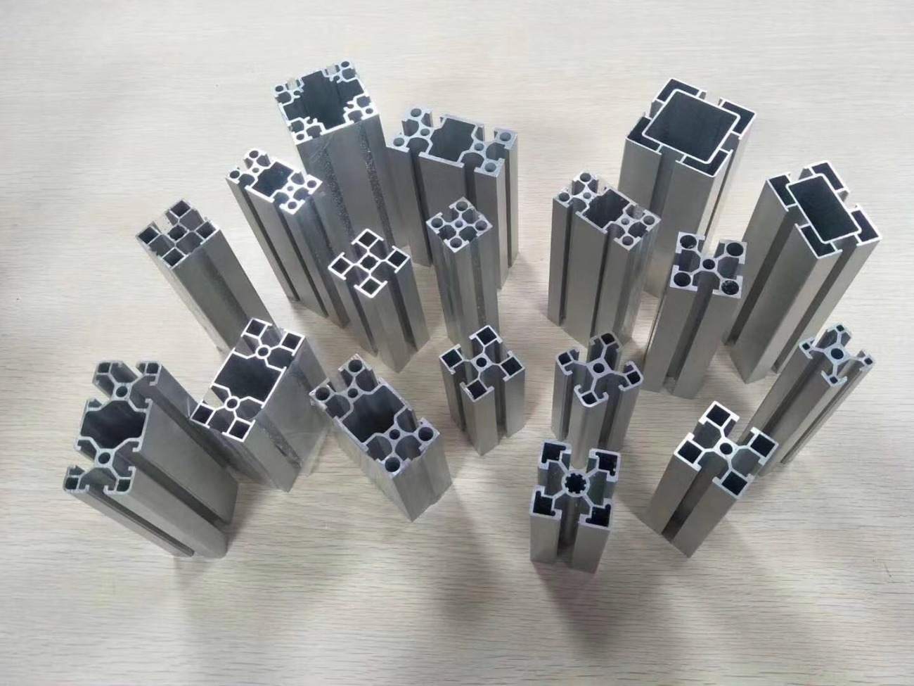 建筑鋁型材.jpg 建筑鋁型材.jpg