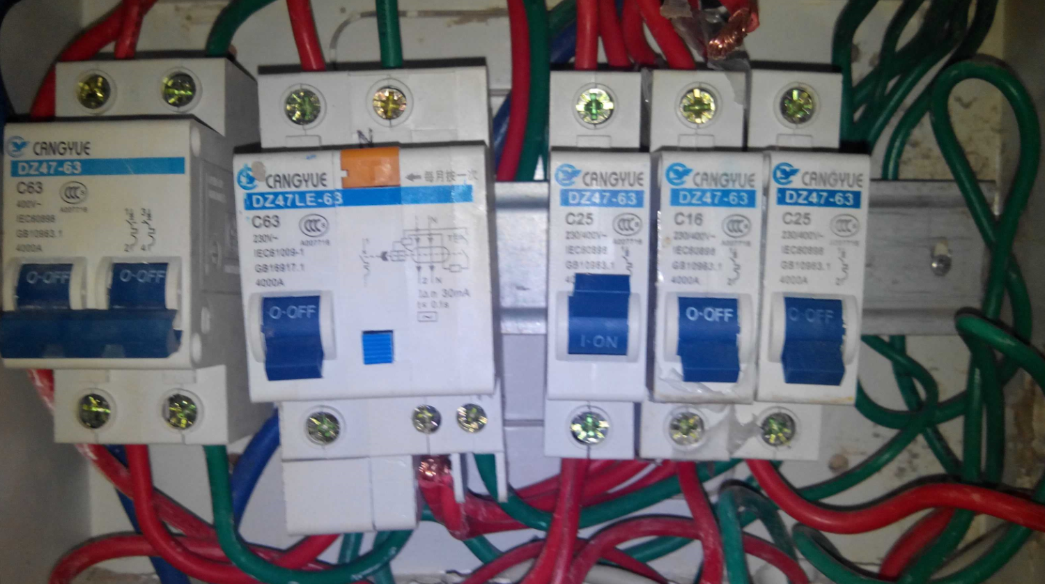 家里電閘老跳閘怎么辦呢.png 家里電閘老跳閘怎么辦呢.png
